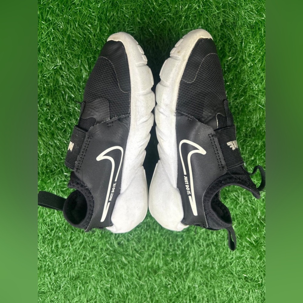 Nike Kids' Flex Runner 2 Sneaker Size 10.5 C